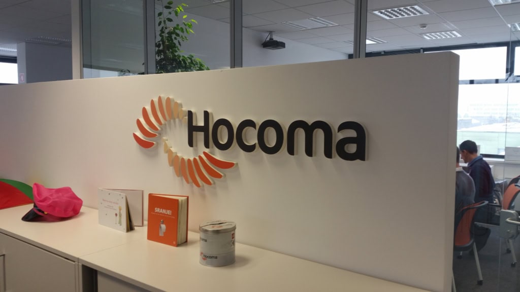 3D-Logo von Hocoma an einer Trennwand im Büro.