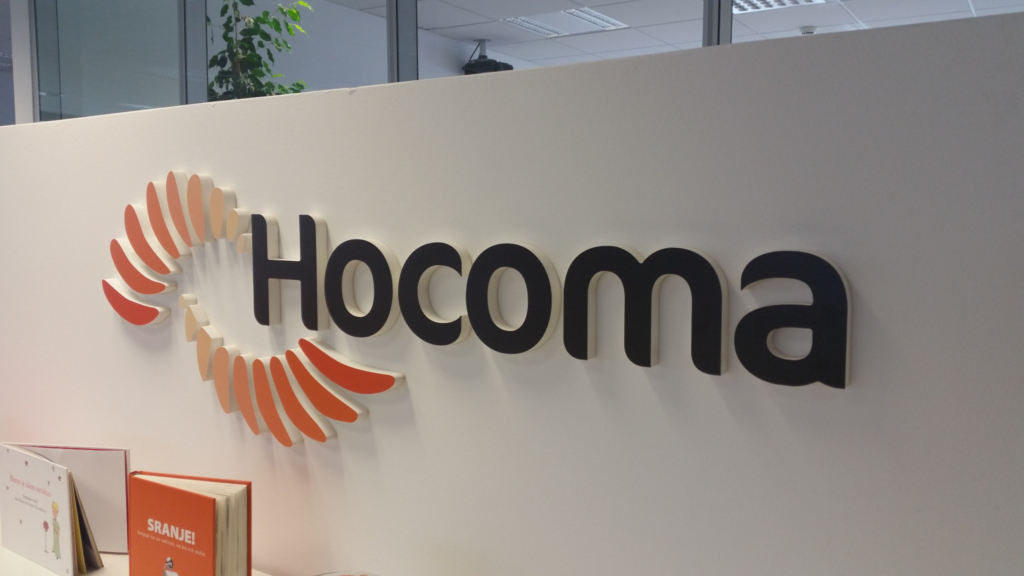 Nahaufnahme des 3D-Logos von Hocoma an der Wand.
