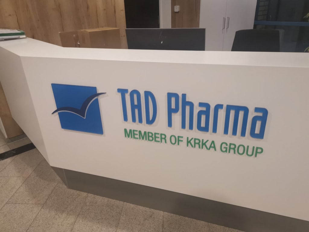 3D-Schriftzug TAD Pharma am Empfangstresen.