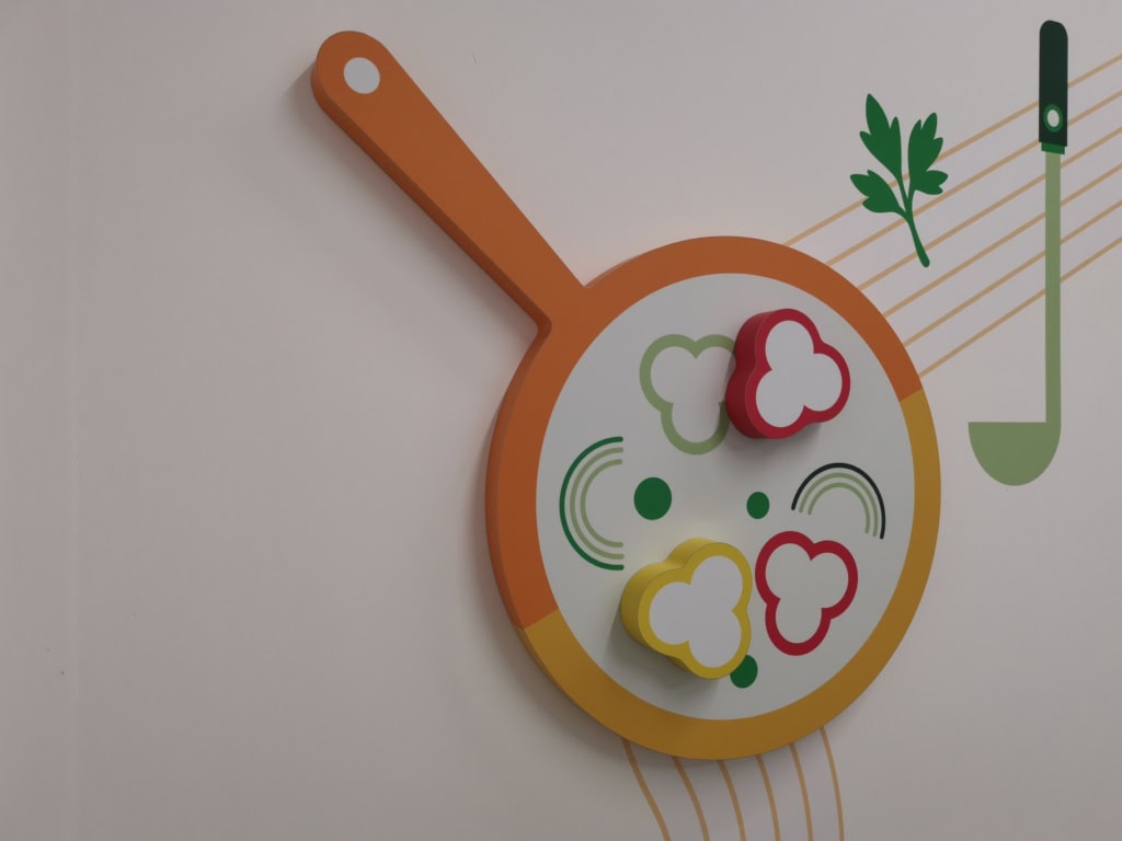 Detail des Pfannenmotivs mit 3D-Elementen und konturgeschnittenen Wandaufklebern.