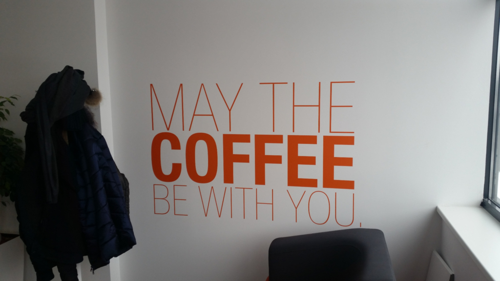 Izrezana zidna naljepnica s natpisom May the coffee be with you.
