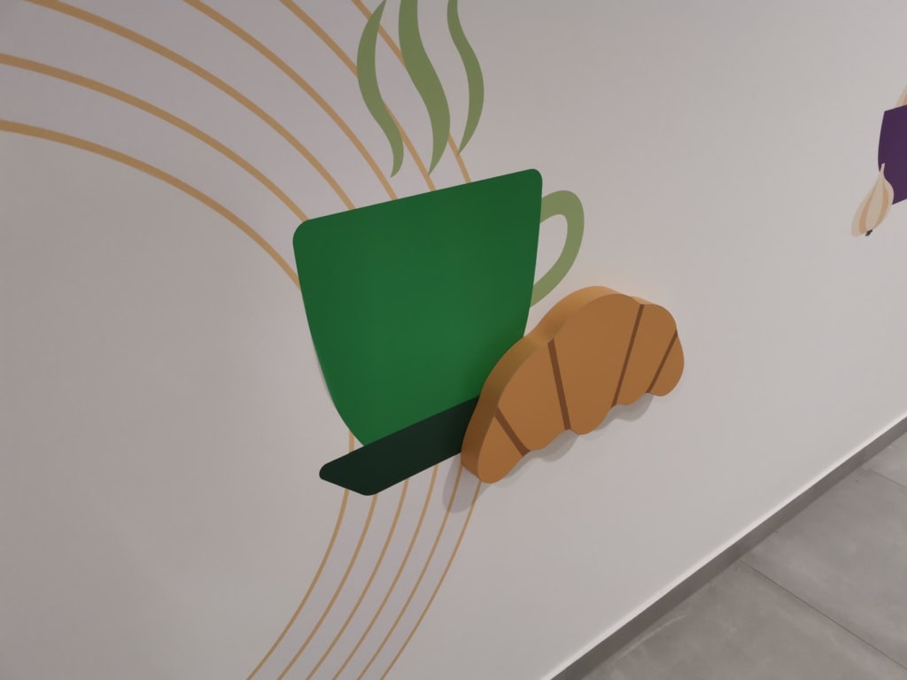 Zidni motiv šalice i 3D kroasana u prostorima Krke.