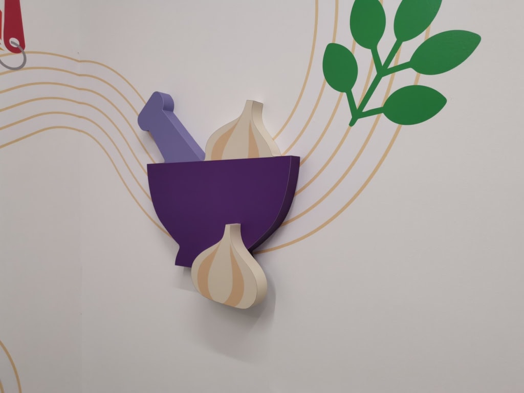 3D motiv možnarja in česna, povezan s potiskano stensko grafiko.